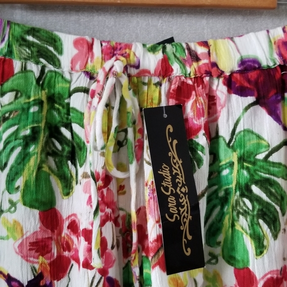 NWT Sara Studio Floral Shorts - Picture 3 of 6